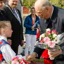 King Harald thanks Elise Skage Hepsø for the flowers (Photo: Ned Alley / NTB scanpix)